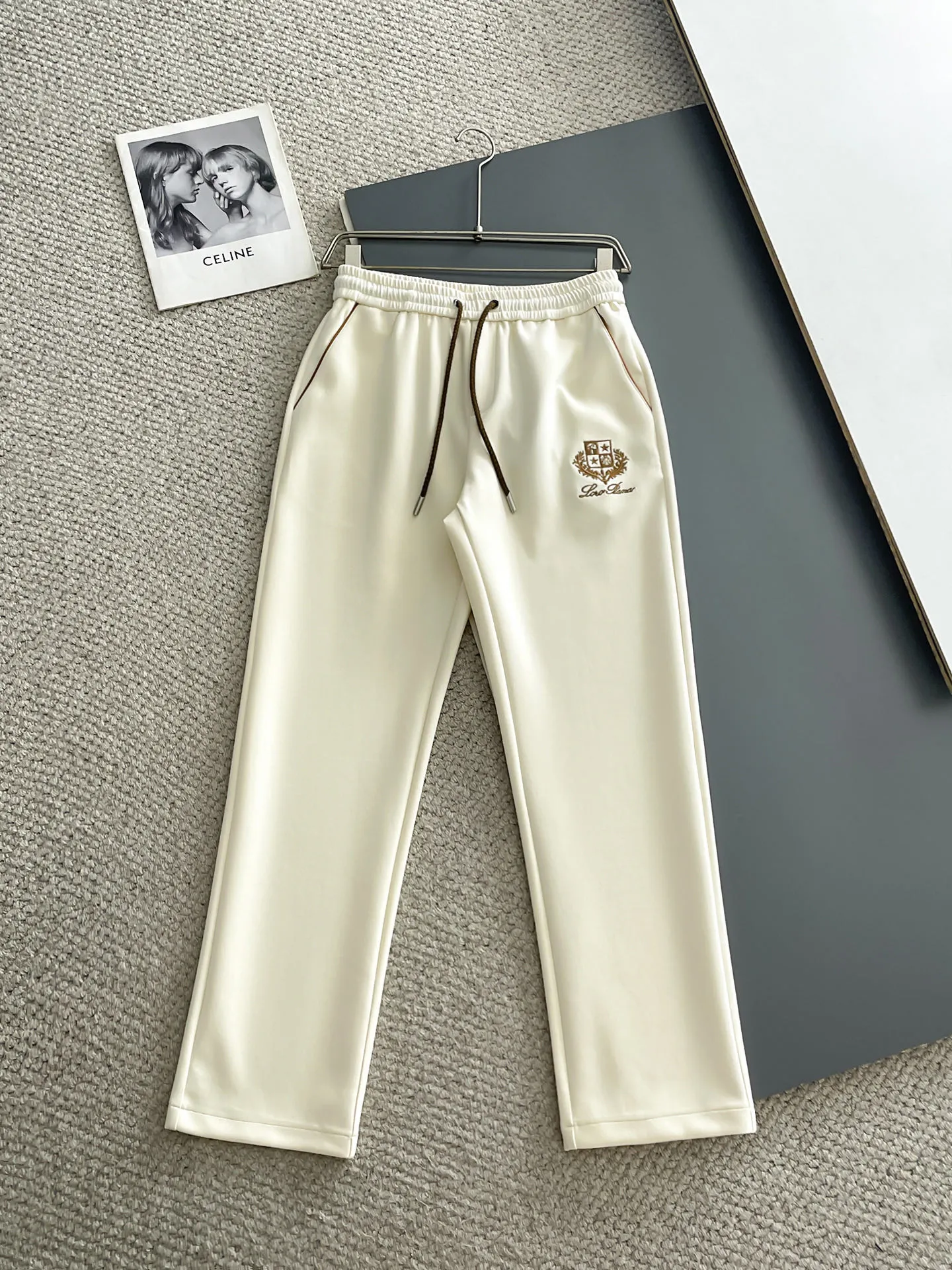 LP New Arrival counter Same Style casual suit, Breathable, comfortable and casual! Full of high-end feel! The details are exquisite and high-end, and the workmanship is impeccable! The original Premium fabric is very high-end! The fabric is crisp and anti-wrinkle Wear-Resistant, warm, neat and stylish. Everyone must buy a set this autumn and winter. They must look cool and cool when wearing them. We especially recommend Sizes M-3XL